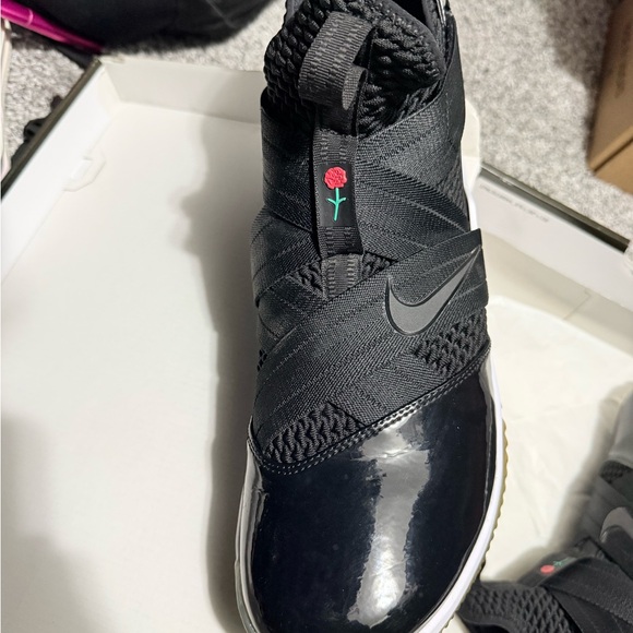 Nike Black and White Athletic Shoes - Picture 3 of 5